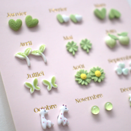 Ensemble de 12 paires de boucles d'oreilles - Un An de Poésie Verte
