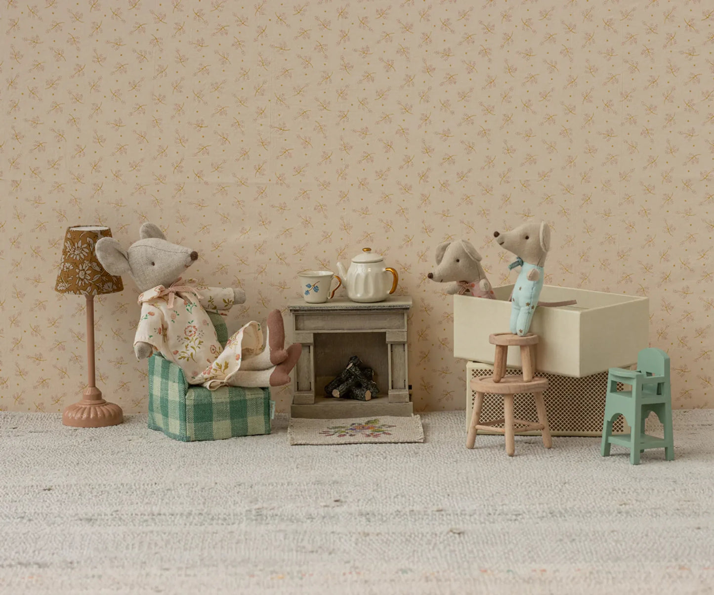 Jumeaux bébés souris dans leur boîte assortie
