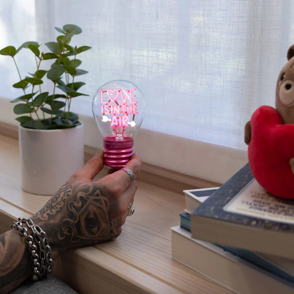 Legami - Lampe Décorative de Table en Forme d’Ampoule - Love is in the Air - Bulb Fiction